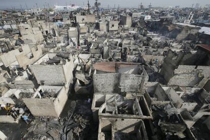 Aspecto de un barrio de Manila (Filipinas) que ha quedado en ruinas tras un incendio.