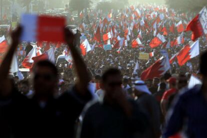 Decenas de miles de manifestantes marchan contra el régimen por la principal autopista de Manama.