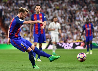 Ivan Rakitic marca el segundo gol del Barcelona.