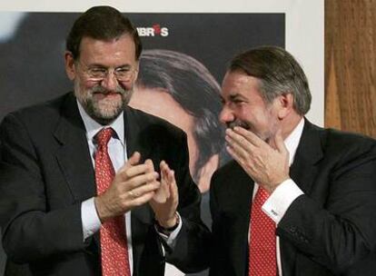 Mariano Rajoy y Jaime Mayor Oreja, el pasado verano, en la presentación de un libro.