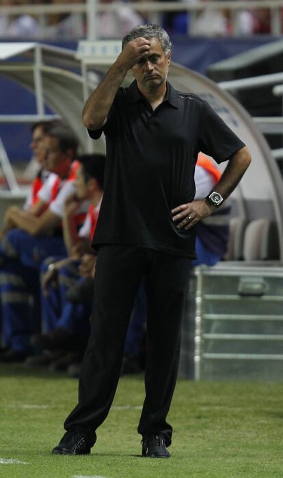 Mourinho, pensativo en la zona técnica.