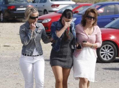 Familiares de uno de los fallecidos, a su llegada a la base militar.