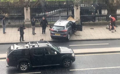 El automóvil estrellado en la calle Bridge cerca de las Casas del Parlamento en Londres.