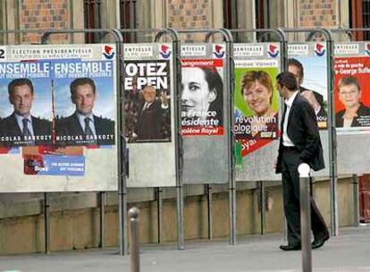 Vallas de propaganda de varios de los 12 candidatos que se presentan a las presidenciales francesas del próximo 22 de abril.