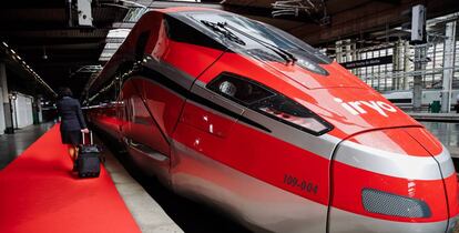 Tren de la operadora ferroviaria Iryo en la estación de Madrid-Atocha.