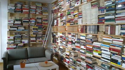 Free books on offer at Libros Libres. "You can come whether you have money or not," explains one of the promoters.