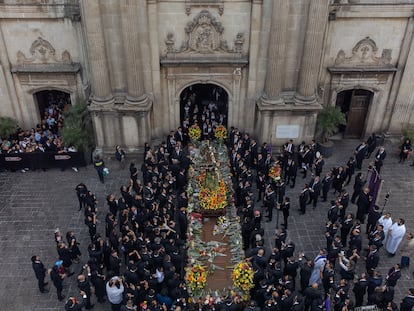 Fieles participan en la procesión de 'La Reseña de Jesús' que inicia desde el templo de La Merced en Ciudad de Guatemala.