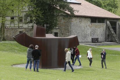 También se puede visitar el interior del viejo caserío del siglo XVI, que Chillida rehabilitó para acoger sus obras de menor tamaño.