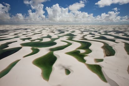 Barreirinhas, una población de 50.000 habitantes a orillas del río Preguisa y a 300 kilómetros de São Luís de Maranhão (www.visitesaoluis.com), una ciudad costera del noreste de Brasil, es la puerta a las Lençois Maranhenses, un paisaje alucinante y cambiante de grandes dunas blancas y piscinas naturales de agua dulce que forman las lluvias de enero a junio. La nueva carretera (tres horas de autobús desde São Luís) facilita el acceso a este lugar mágico, aunque también existe la opción de viajar hasta allí en una avioneta. Para acceder a las dunas es preciso alquilar un 4×4 en Barreirinhas o apuntarse a alguna de las excursiones que ofrecen las agencias locales. São Luís es también el punto de partida de la ruta das emoçoes: una línea de pueblos marineros, de más de mil kilómetros de longitud, que llega hasta Fortaleza. / Isidoro Merino