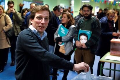 El alcalde de Madrid, José Luís Martínez Almeida, deposita su voto en el CEIP Ortega y Gasset de la capital para las elecciones generales en las que millones de españoles eligen de nuevo a sus representantes en el Congreso y en el Senado.