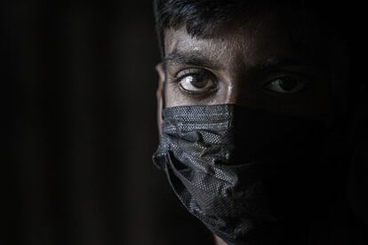 Retrato de un empleado migrante en una fábrica, en Katmandú (Nepal).