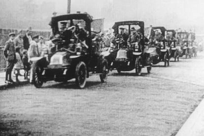 En esta foto de archivo tomada en 1914, los taxis franceses Renault conducen a las tropas francesas en su camino hacia el frente del Marne.
