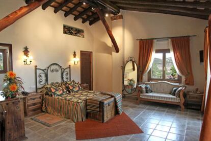 Una de las habitaciones del hotel Masía La Mota, en Alcoy (Alicante).