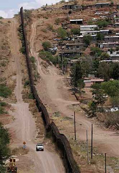 Una patrulla de EE UU vigila la frontera con México en Arizona.