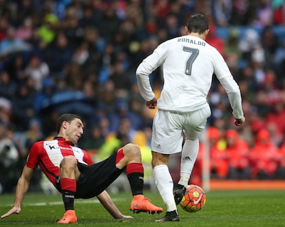 El jugador del Real Madrid Cristiano Ronaldo lucha por el balón.