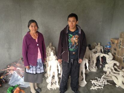 Andrés y su madre en el taller donde elaboran los muñecos de resina