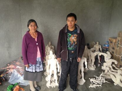 Andr&eacute;s y su madre en el taller donde elaboran los mu&ntilde;ecos de resina