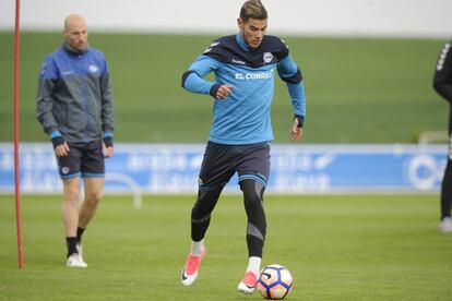 Theo Hernández se ejercita durante el último entrenamiento del Alavés antes del partido contra el Real Madrid.