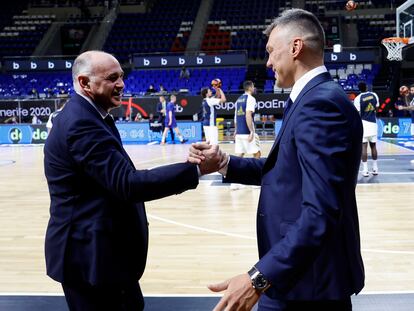 Laso y Jasikevicius se saludan antes de la final de la Supercopa. acbphoto