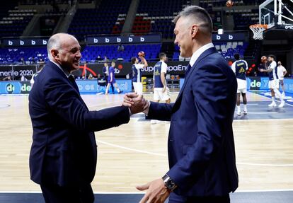 Laso y Jasikevicius se saludan antes de la final de la Supercopa. acbphoto