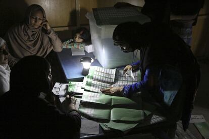 La Comisión Electoral afgana ha estimado que unos siete de los 12 millones de votantes registrados han depositado su papeleta en los comicios presidenciales de este sábado, por lo que el índice de participación podría girar en torno al 60 por ciento, ampliamente superior al 38,8 por ciento registrado en las elecciones de 2009, según informa la agencia de noticias Pahjwok.