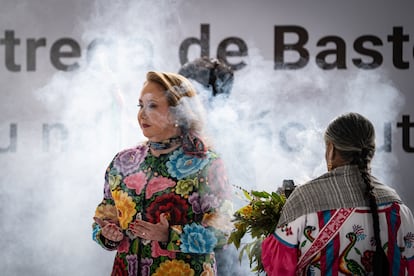 Jasmín Esquivel recibe la purificación en la ceremonia.