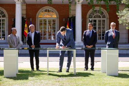 De izquierda a derecha, Pepe Álvarez, Unai Sordo, Pedro Sánchez, Antonio Garamendi y Santiago Aparicio, el pasado 1 de julio durante la firma de la reforma de las pensiones.