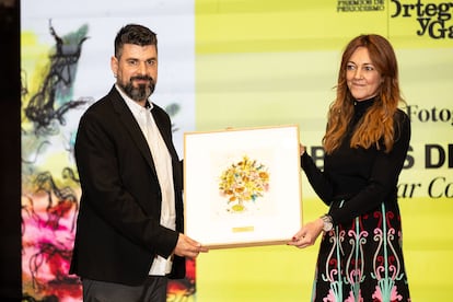 El fotoperiodista de EL PAÍS, Óscar Corral, premio a la mejor fotografía, recibe el premio de manos de Pilar Gil, vicepresidenta de PRISA.