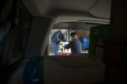 El banco cuenta desde octubre de 2013 con la delegación sur metropolitana de Madrid situada en Alcorcón, en dos locales cedidos por el Ayuntamiento para la zona Sur. En la imagen, recepción de alimentos para su posterior clasificación.