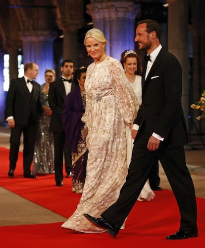 Llegada a la cena de gala de los príncipes de Noruega, Mette Marit y Haakon.