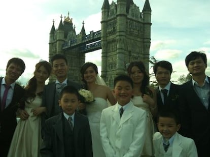 Una familia china celebra su boda en Parque Europa de Torrejón de Ardoz.