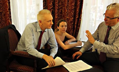 Julian Assange (a la izquierda) acompañado de Sarah Harrison, su mano derecha, y el juez Alberto Garzón, en la embajada de Ecuador en Londres, en 2010.
