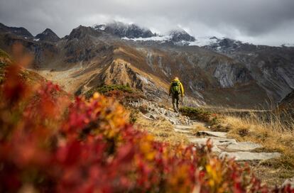 Un excursionista camina en los Alpes de Zillertal cerca del pueblo de Ginzling (Austria).