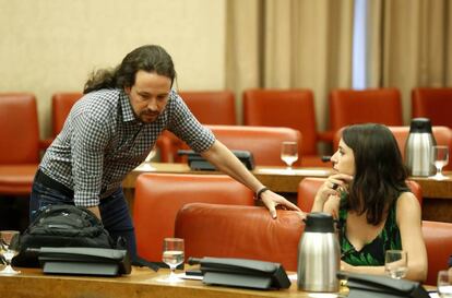 Pablo Iglesias e Irene Montero en la reunión de la Diputación Permanente del Congreso.