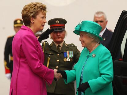 La reina Isabel II es recibida por la presidenta irlandesa Mary McAleese.