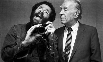 Autorretrato de Vasco Szinetar con Jorge Luis Borges.