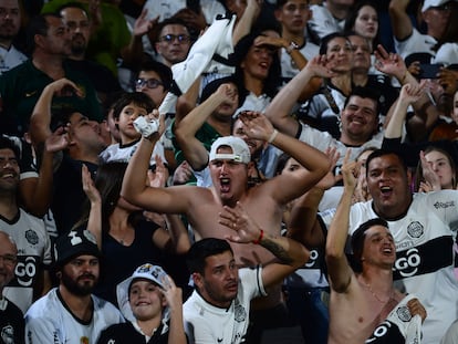 Aficionados de la Copa Libertadores en el estadio Defensores del Chaco en Asunción, Paraguay.