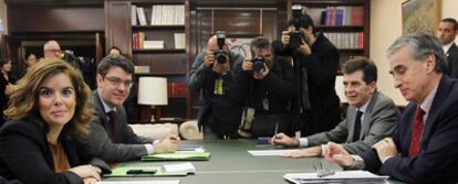 Soraya Sáenz de Santamaría, Álvaro Nadal, José Enrique Serrano y Ramón Jáuregui, durante la reunión celebrada en La Moncloa para iniciar el traspaso de poderes.