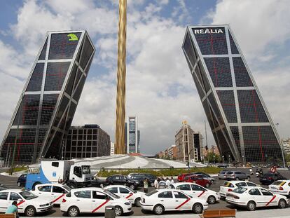 Un grupo de taxistas espera clientes en la parada de la plaza de Castilla.