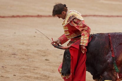 Eugenio de Mora es alcanzado por un toro.