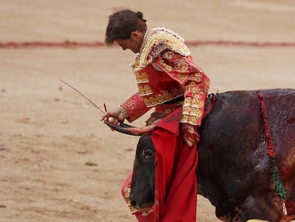 Eugenio de Mora es alcanzado por un toro. 