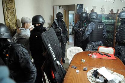 La policía detiene en su casa un hombre de 18 años acusado de 40 amenazas telefónicas de bomba contra colegios secundarios.