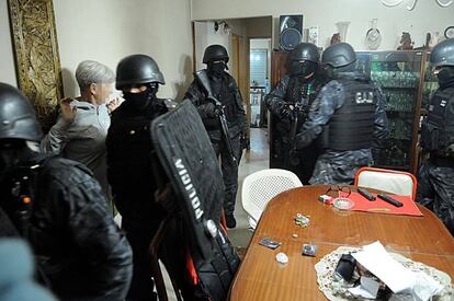 La polic&iacute;a detiene en su casa un hombre de 18 a&ntilde;os acusado de 40 amenazas telef&oacute;nicas de bomba contra colegios secundarios.