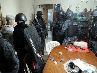 La polic&iacute;a detiene en su casa un hombre de 18 a&ntilde;os acusado de 40 amenazas telef&oacute;nicas de bomba contra colegios secundarios.