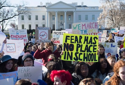 Os manifestantes exibem cartazes nos quais se lê "Protejam a gente, não às armas". Na fotografia, estudantes reunidos em frente à Casa Branca, em Washington.