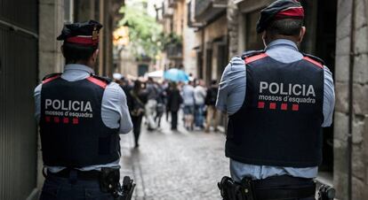 Mossos d'Esquadra patrullando por Girona. 