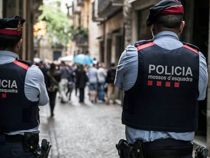 Mossos d'Esquadra patrullando por Girona. 