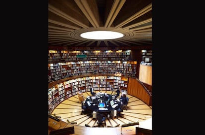 La biblioteca forma parte también de una burbuja extrañamente aislada del resto del mundo.