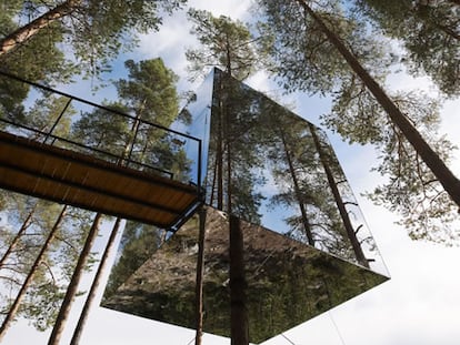Cubo de cristal de los arquitectos Tham & Videgard en el Treehotel (Suecia)