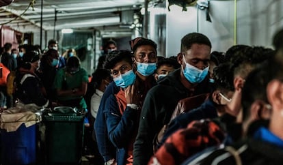Un grupo de hombres desembarca del Ocean Viking, el buque de salvamento de la organización humanitaria SOS Mediterranée en Porto Empedocle, Italia. La ONG rescató a principios de julio a 180 personas a la deriva.